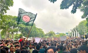 শিক্ষার্থী-জনতার স্রোত মিশেছে শহীদ মিনারে