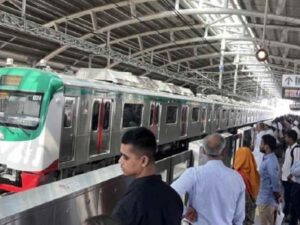 মেট্রো স্টেশনে ঢুকে না উঠলেও কাটা হবে ১০০ টাকা ভাড়া